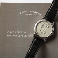 A. Lange & Söhne Lange 1 Zeitzone 950er Platin 116.025 Herrenuhr B&P