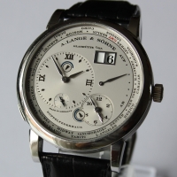 A. Lange & Söhne Lange 1 Zeitzone 950er Platin 116.025 Herrenuhr B&P