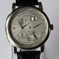 A. Lange & Söhne Lange 1 Zeitzone 950er Platin 116.025 Herrenuhr B&P