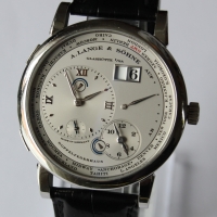 A. Lange & Söhne Lange 1 Zeitzone 950er Platin 116.025 Herrenuhr B&P