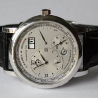 A. Lange & Söhne Lange 1 Zeitzone 950er Platin 116.025 Herrenuhr B&P