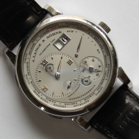 A. Lange & Söhne Lange 1 Zeitzone 950er Platin 116.025 Herrenuhr B&P