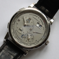 A. Lange & Söhne Lange 1 Zeitzone 950er Platin 116.025 Herrenuhr B&P